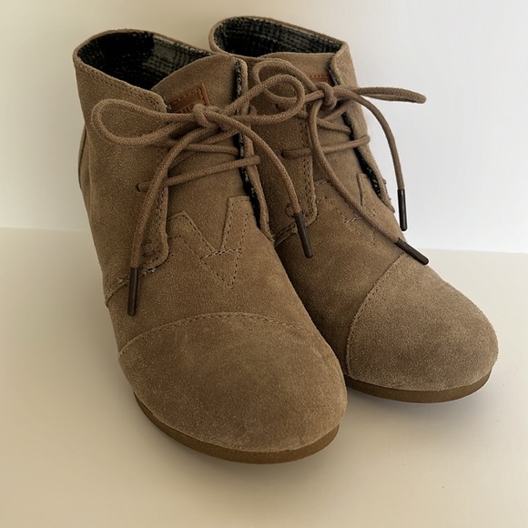 Toms Women's Desert Wedge Taupe Suede Booties - Size 6 - Picture 3 of 14
